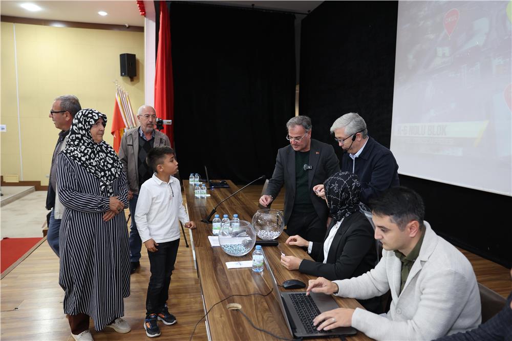 Hacılar'da 125 aile daha sağlam konuta kavuştu