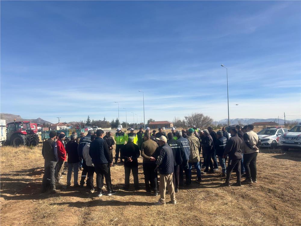 Kayseri jandarması çiftçilere reflektör dağıttı