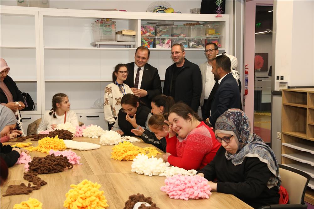 Kayseri'nin kızları ilmek ilmek sevgi ördü