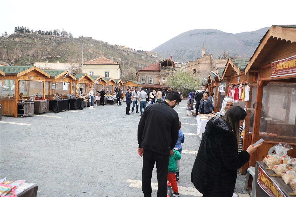 Maharetli Eller Pazarı, yine dolup taştı