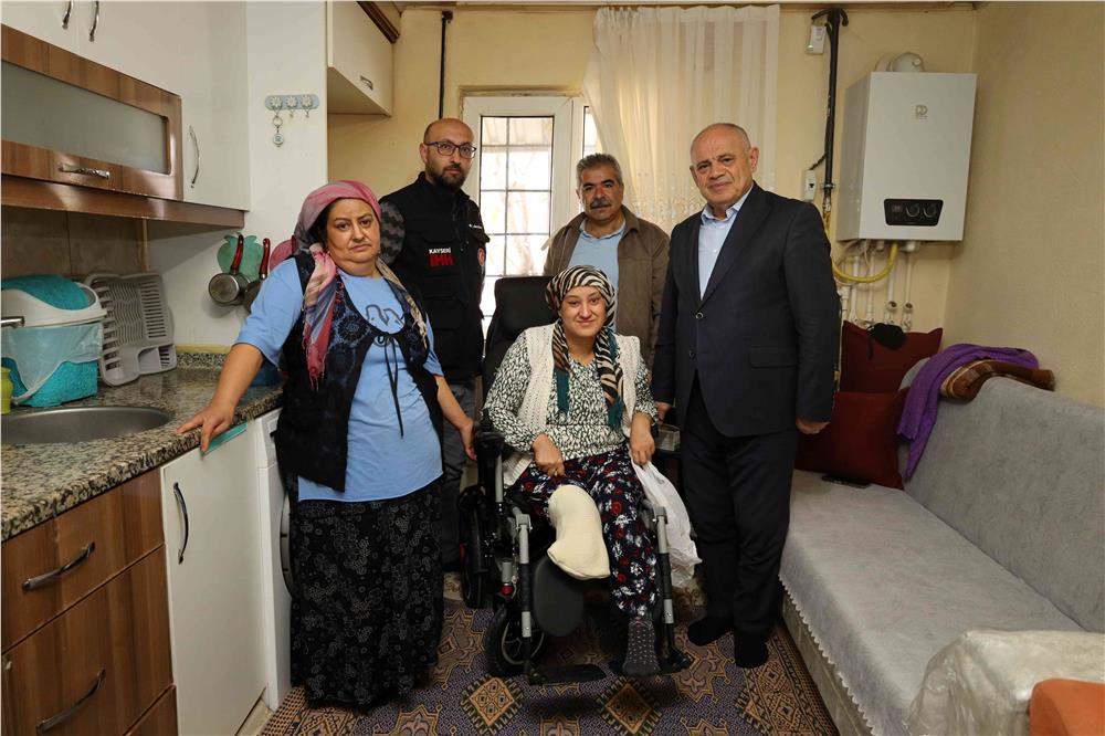 Yahyalı Belediyesi'nden engelli vatandaşa akülü araç desteği