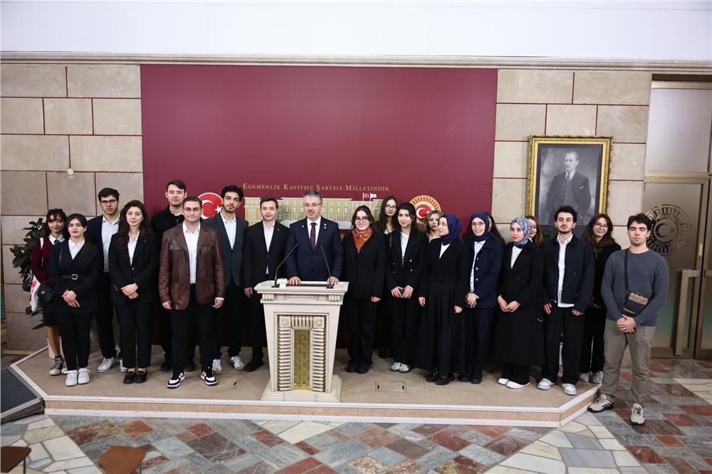 AK Partili Çopuroğlu, geleceğin vekillerini Meclis'te ağırladı