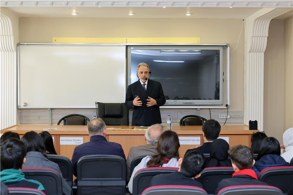 Başkan Yalçın gençlere tecrübelerini aktardı