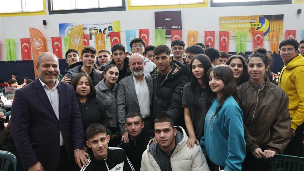 Çolakbayrakdar: Güçlü Türkiye'nin temeli donanımlı gençliktir