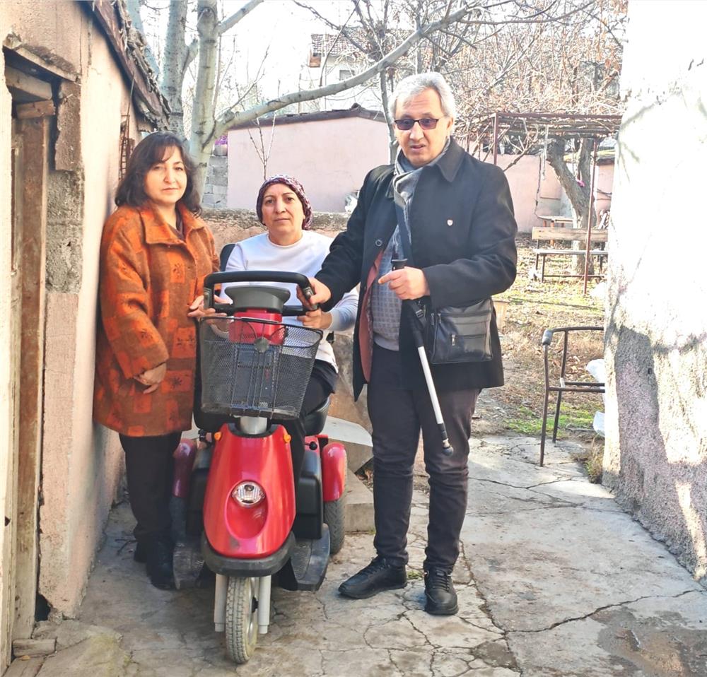 KİGDER'den şiddet mağduru kadına akülü araç