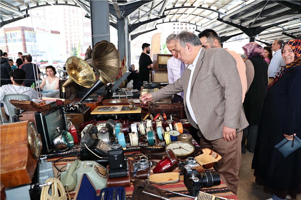 Antikacılar, yeni yılda da kendi yerinde ve kendi gününde