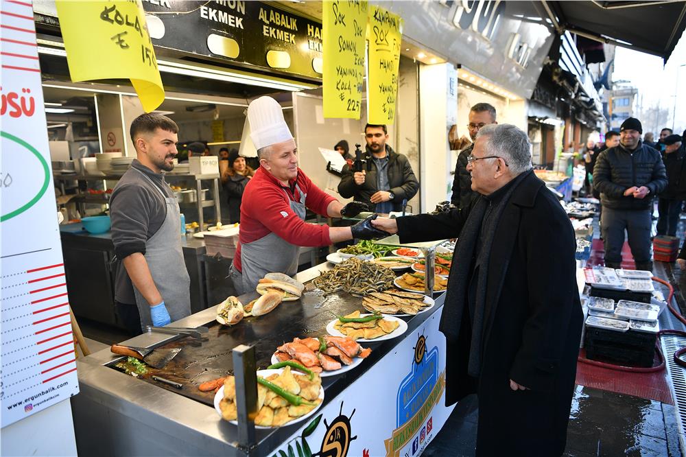 Başkan Büyükkılıç, esnaf ve vatandaşlara tatlı ikram etti
