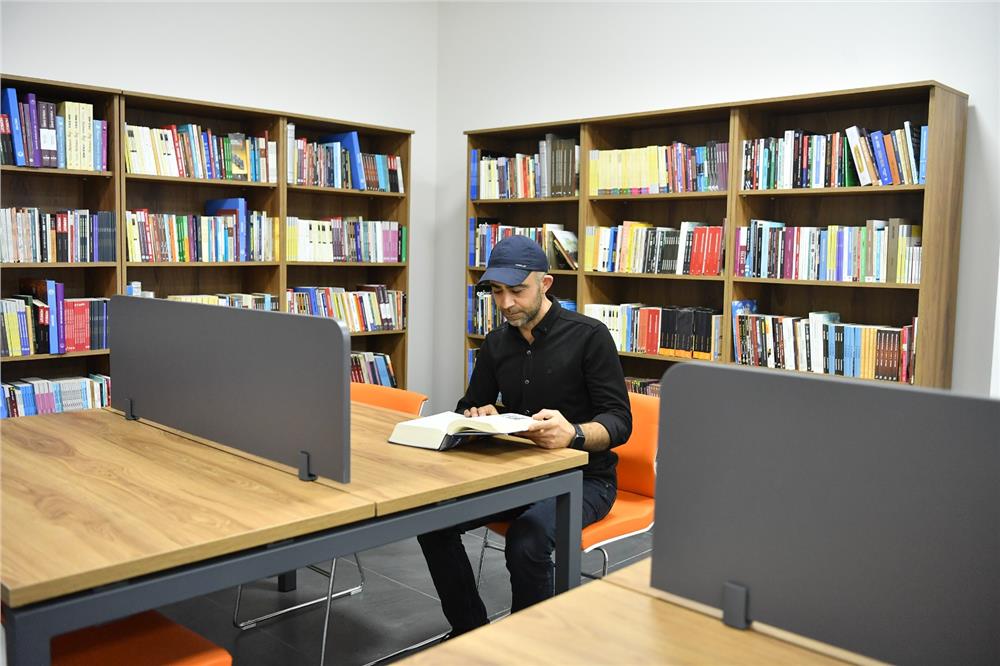 Başkan Büyükkılıç, okuma salonu hediye etti