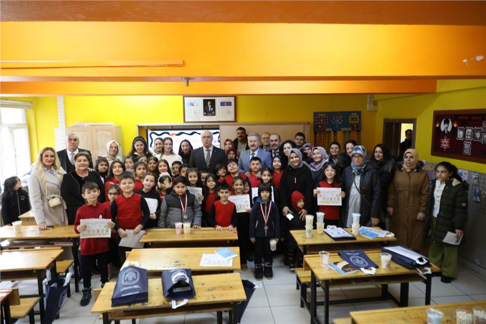 Başkan Palancıoğlu, öğrencilere karnelerini verdi