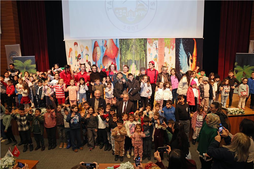 Çocuklar, Başkan Amca'nın karne hediyesi ile eğlendiler