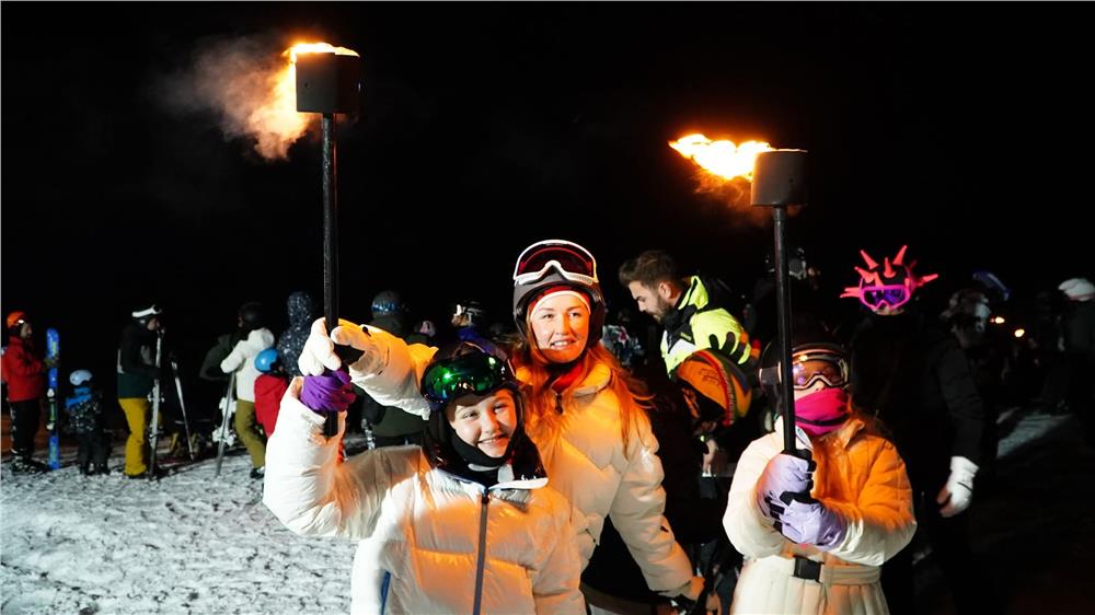 Erciyes Kayak Merkezi'nde gece kayağı keyfi