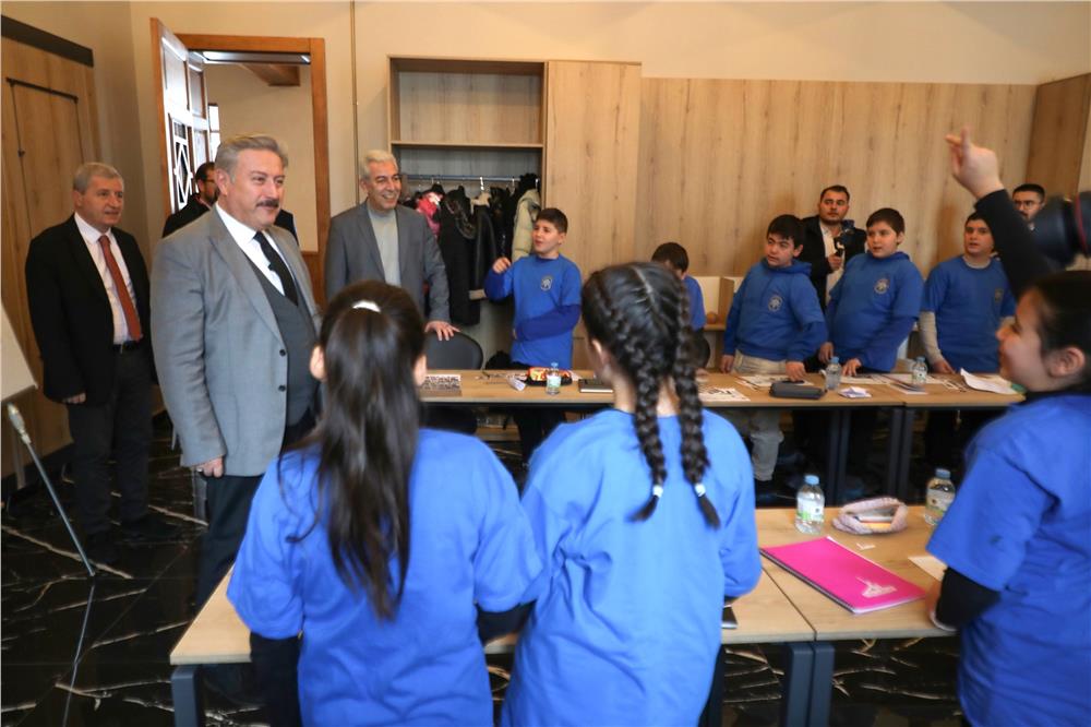 Gençler bu kampta İngilizceyi yaşayarak öğreniyor