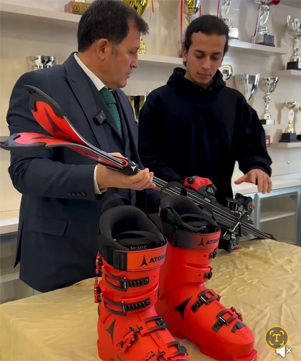 İl Müdürü Kabakcı'dan kayak sporcusuna malzeme desteği