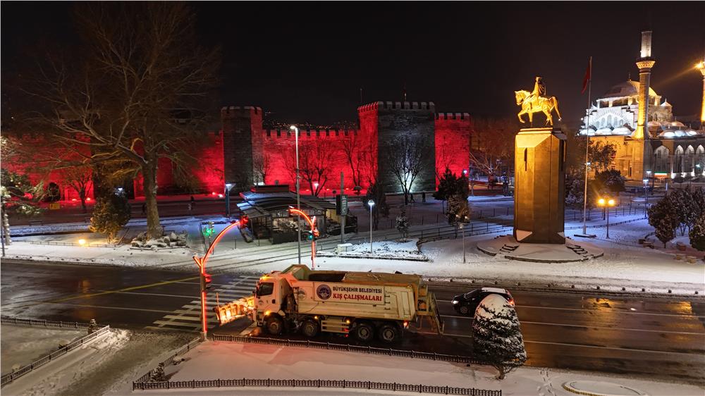 Kayseri kırsalında 187 yol açıldı, merkez gece boyu tuzlandı