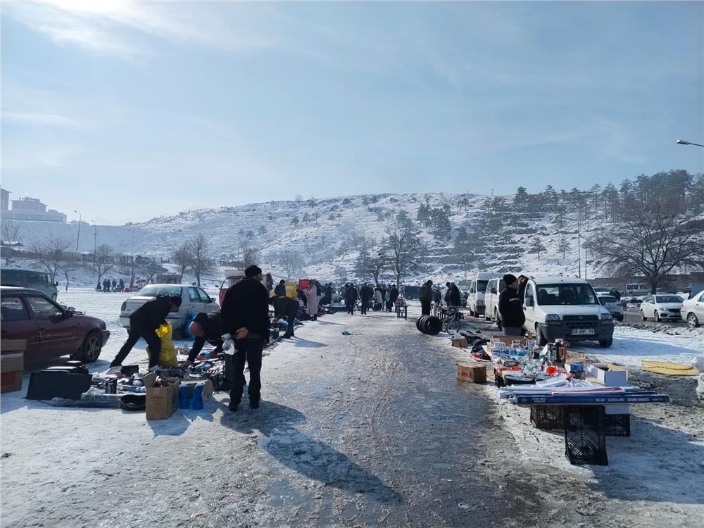 Kayseri'deki Bit Pazarı soğuk hava nedeniyle sessiz kaldı
