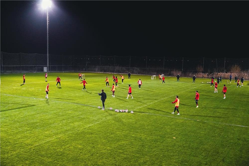 Kayserispor ilk hazırlık maçına Salı günü çıkacak