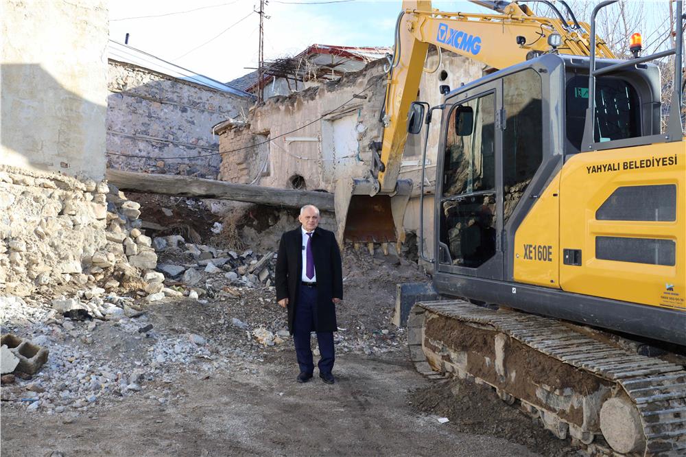 Yahyalı Belediyesi metruk binaları bir bir yıkıyor