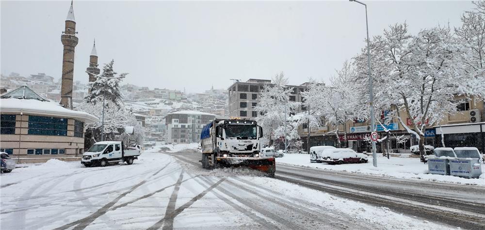 Hacılar Belediyesi ekipleri karla mücadele için sahada