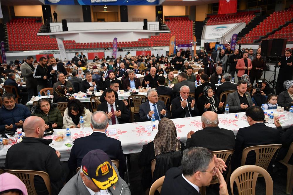 Ramazan'ın ilk iftar bereketi şehit aileleri ile yaşandı