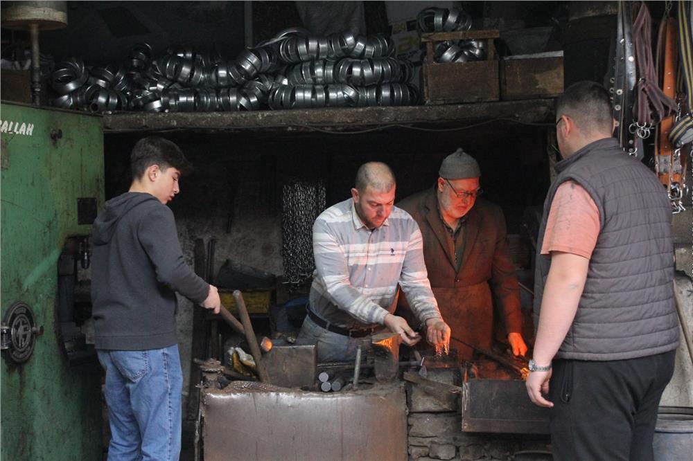 Üç kuşak aynı dükkânda demir dövüyor