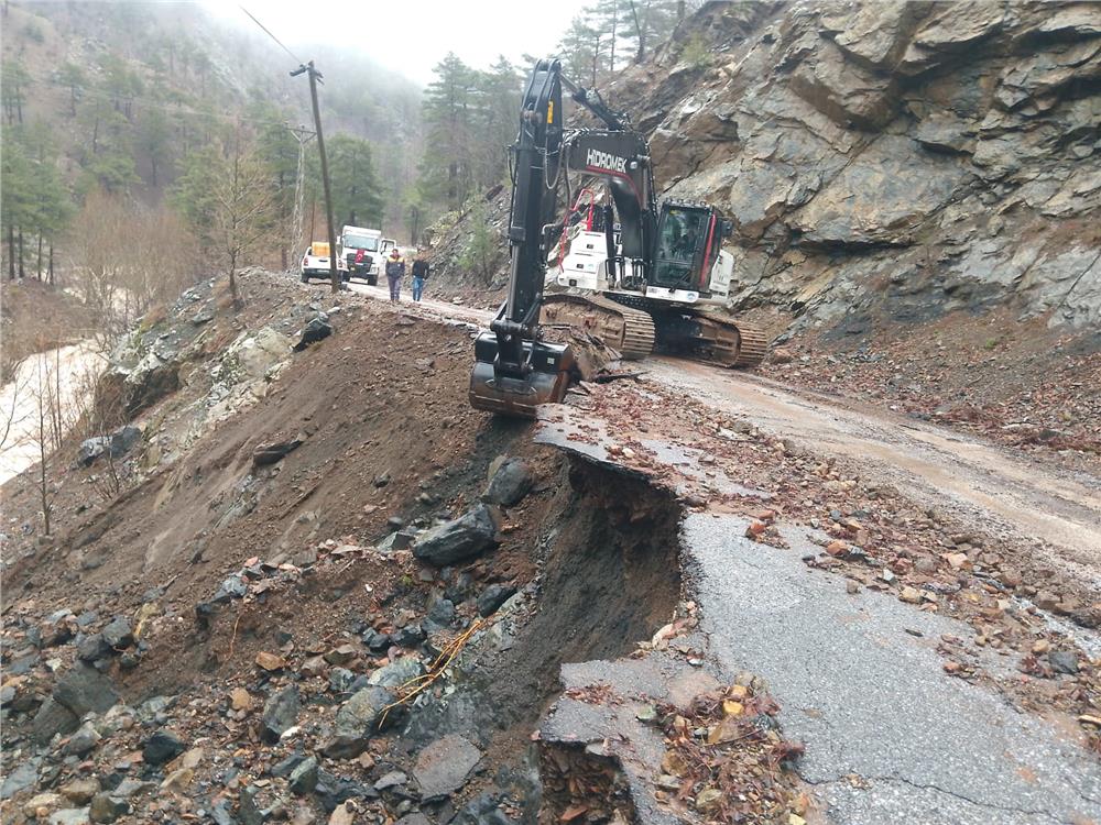 Yahyalı'da sel ve heyelan sonucu kapanan yollar açıldı