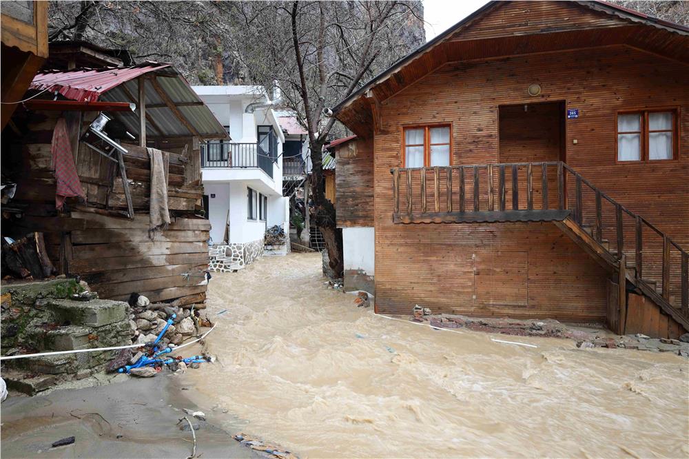 Yahyalı'da yoğun yağış sel ve taşkınlara neden oldu