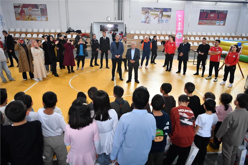 Başkan Büyükkılıç çocukların gönlünü kazandı