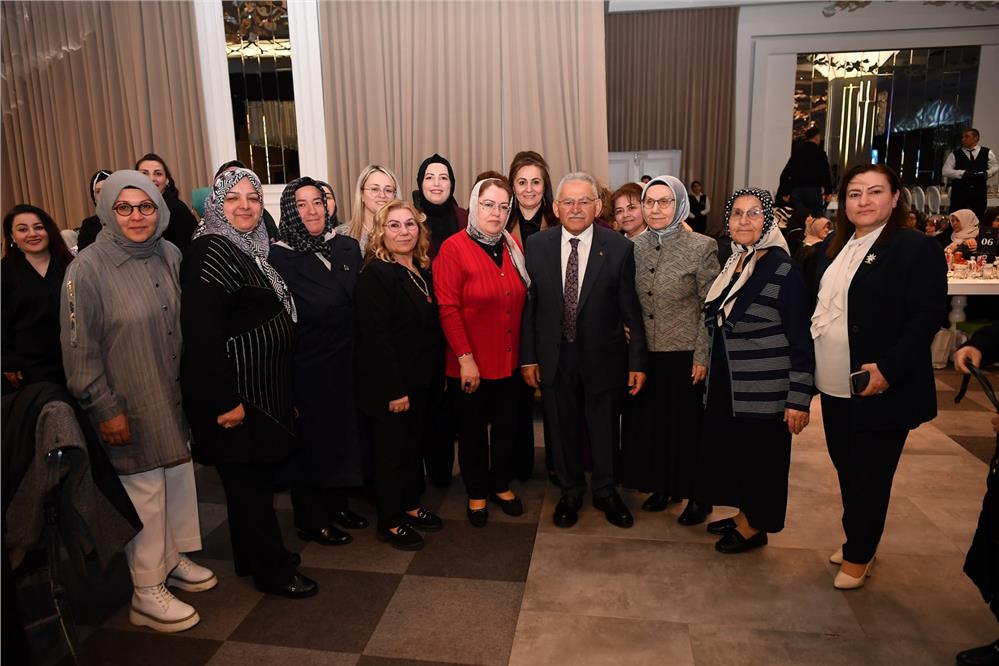 Başkan Büyükkılıç, eşi Necmiye Büyükkılıç ile Kadına Vefa iftar programına katıldı