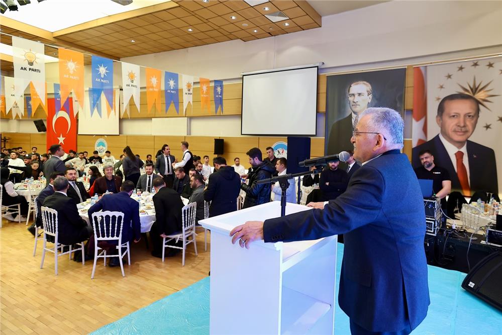 Başkan Büyükkılıç gençlerle iftar sofrasında buluştu