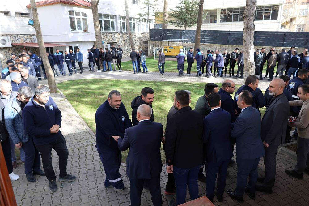 Başkan Öztürk belediye personeli ile bayramlaştı