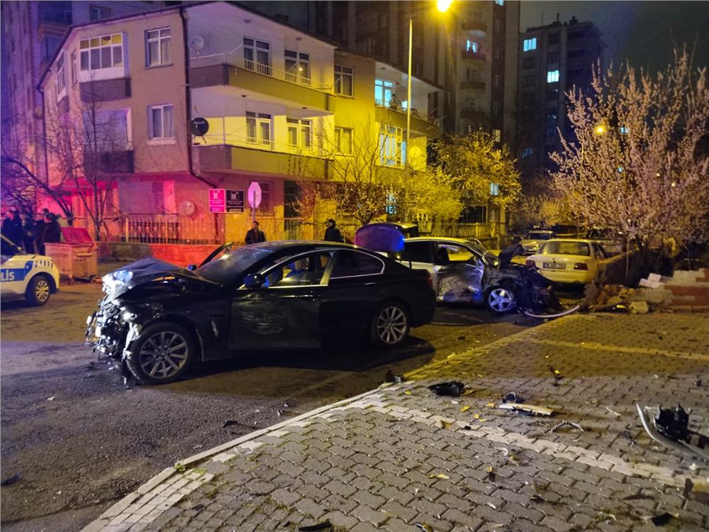 Kayseri'de iki otomobil çarpıştı: 1'i ağır 5 yaralı