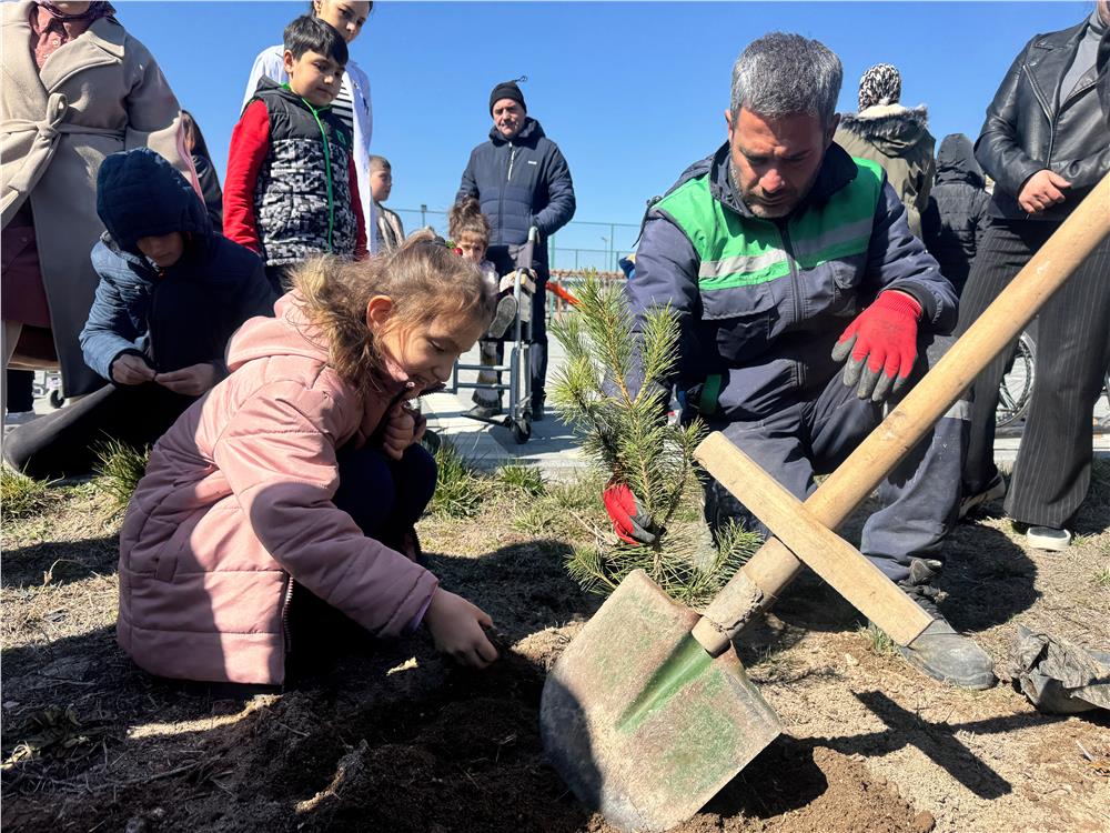 Kayseri'deki özel çocuklar ağaç dikti