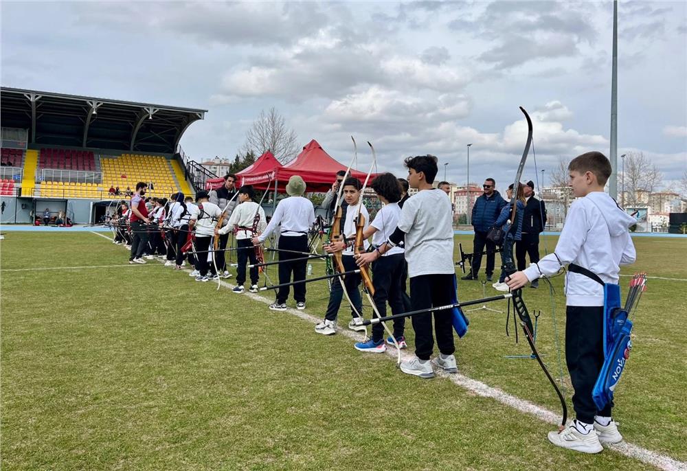 Okçuluk Küçükler İl Birinciliği müsabakaları sürüyor