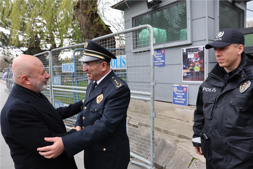 Çolakbayrakdar'dan polislere anlamlı hediye