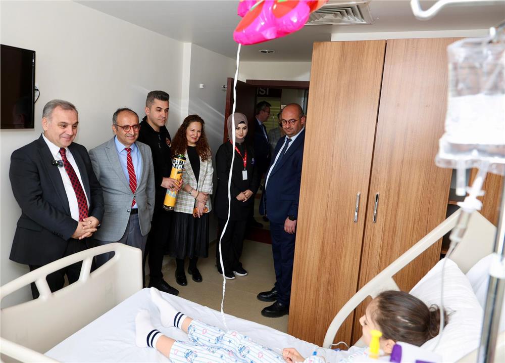 ERÜ'de tedavi gören çocuklara 23 Nisan ziyareti