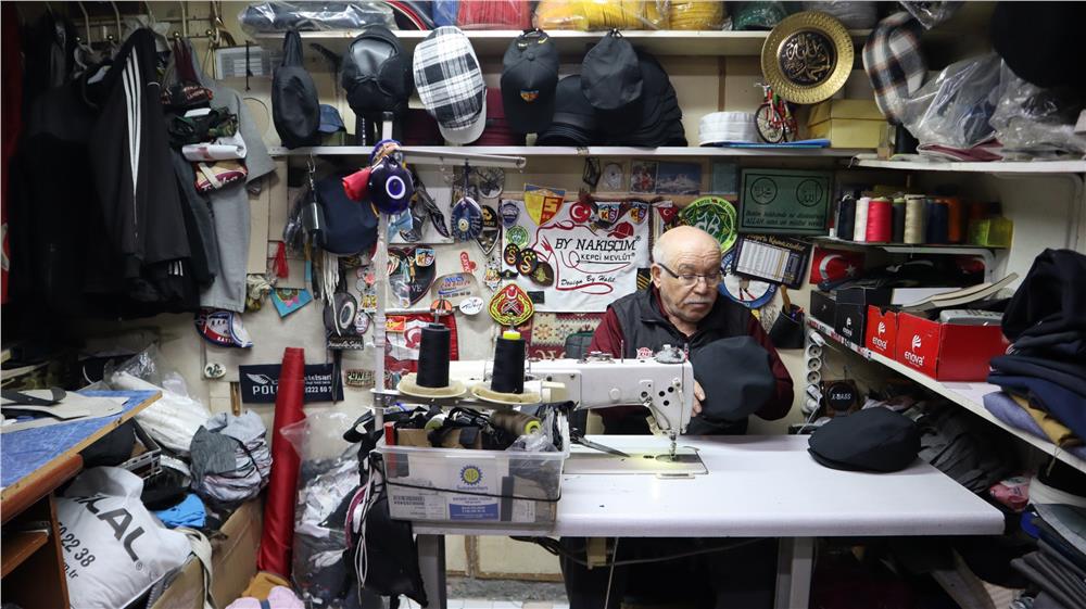 Kayseri'de 59 yıldır şapka üreterek geçimini sağlıyor