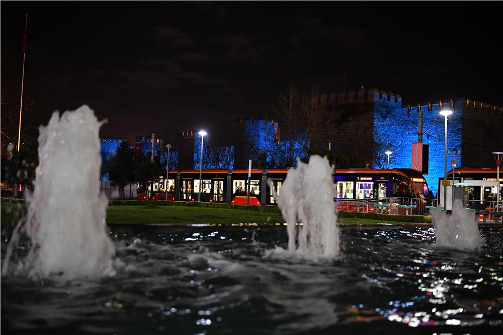 Kayseri'nin tarihî surları mavi ışıklarıyla otizme dikkat çekti