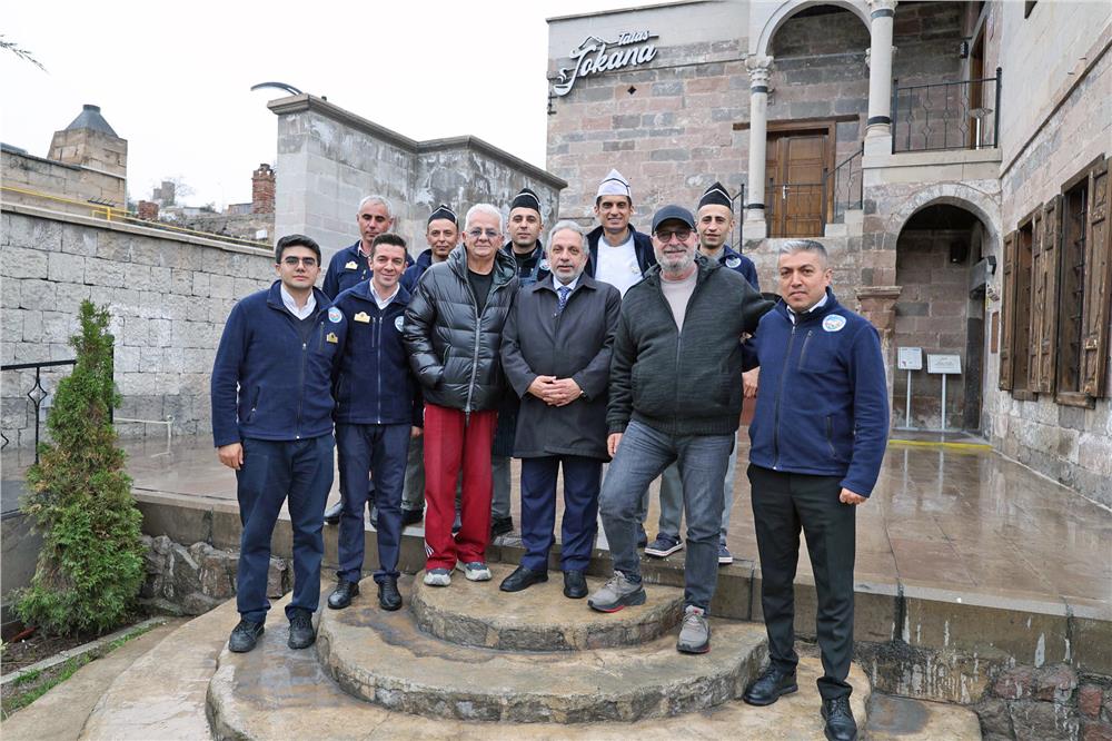 Sanatçı Zafer Algöz'den Sahaflar Çarşısı'na tam not