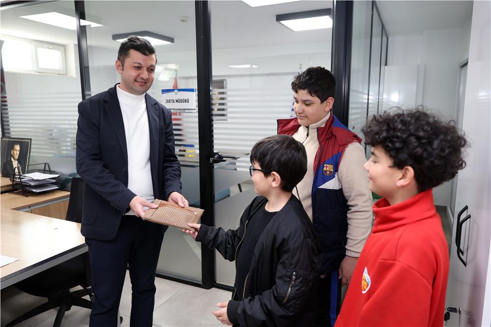 Talaslı çocuklardan örnek davranış