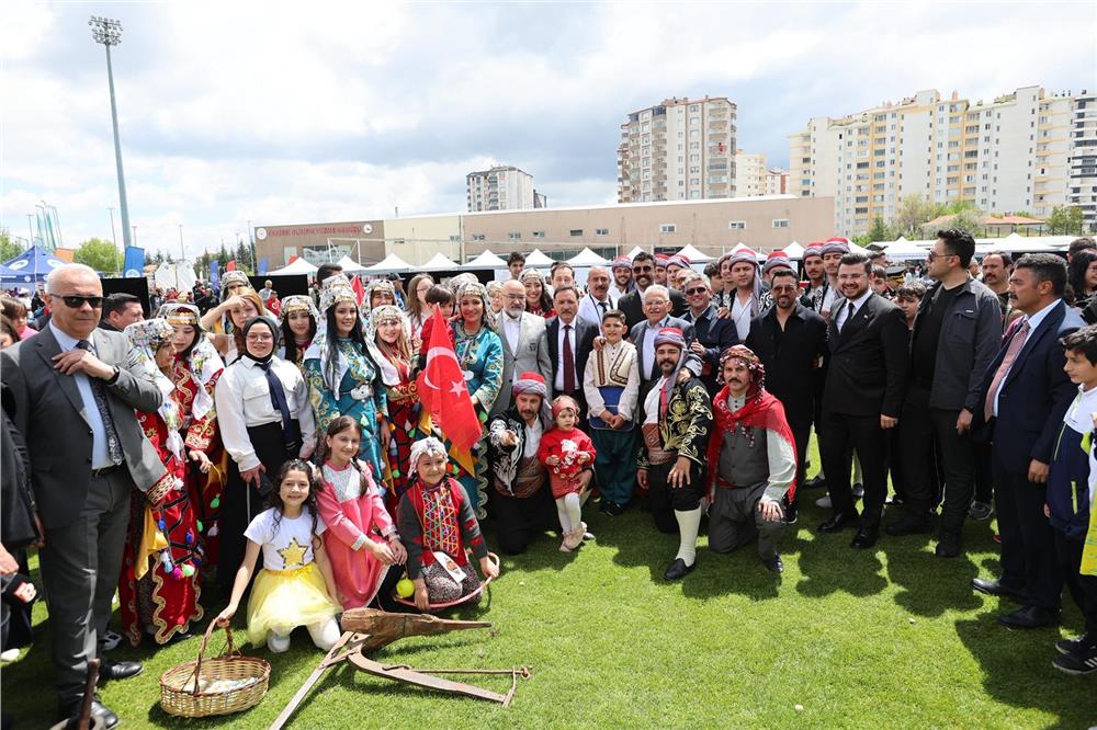 Başkan Büyükkılıç, gençlerin 19 Mayıs coşkusuna ortak oldu