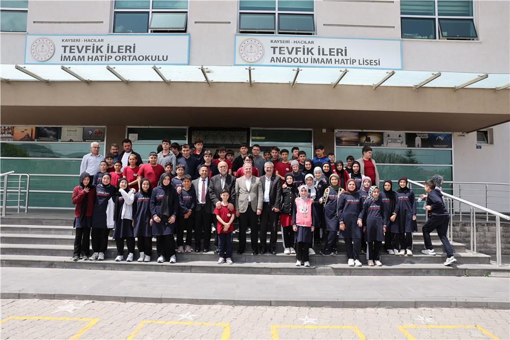 Başkan Özdoğan, gençlerle Kariyer Günleri