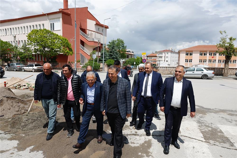 Büyükkılıç, Yeşilsihar'da yatırımları inceleyip vatandaşlarla buluştu