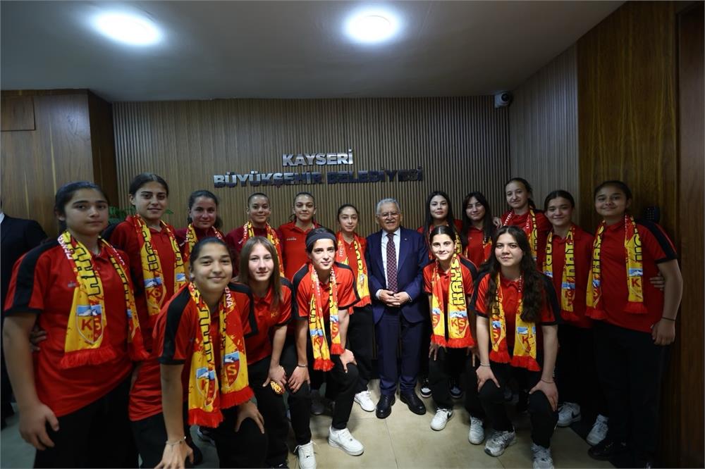 Büyükkılıç'tan Süper Lig'e yükselen kadın futbol takımına tebrik