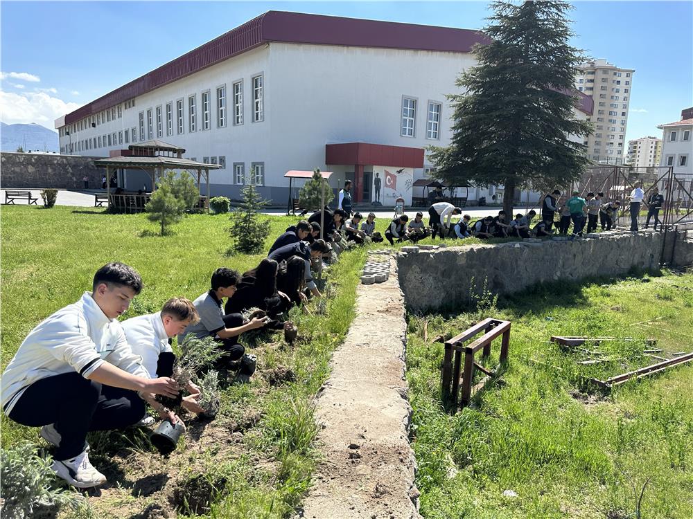 Büyükşehir'den öğrencilere yeşil dokunuş