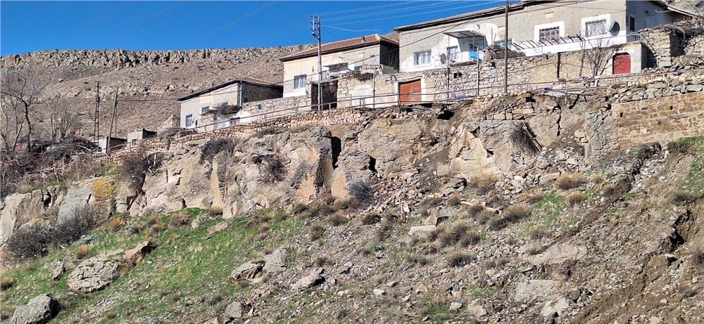 Heyelan yaşanan Yeşilhisar Akköy mahallesinde geoduvar yapılıyor