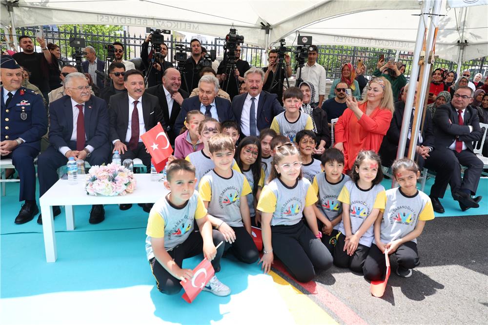 Melikgazi Belediyesi iki okul birden açtı
