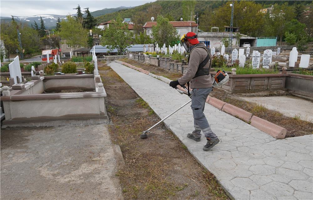 Melikgazi ilçesindeki mezarlıklarda bayram temizliği