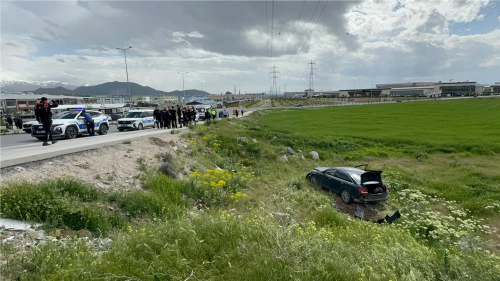 Polisten kaçan ehliyetsiz sürücü şarampole yuvarlandı