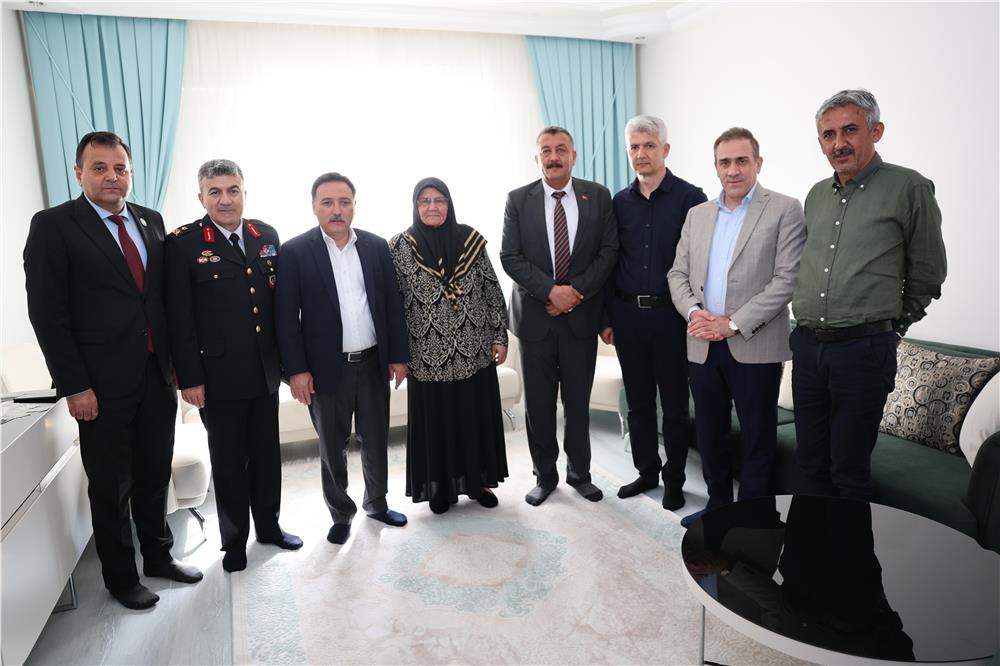 Vali Çiçek, Anneler Günü'nde şehit ailelerini ziyaret etti