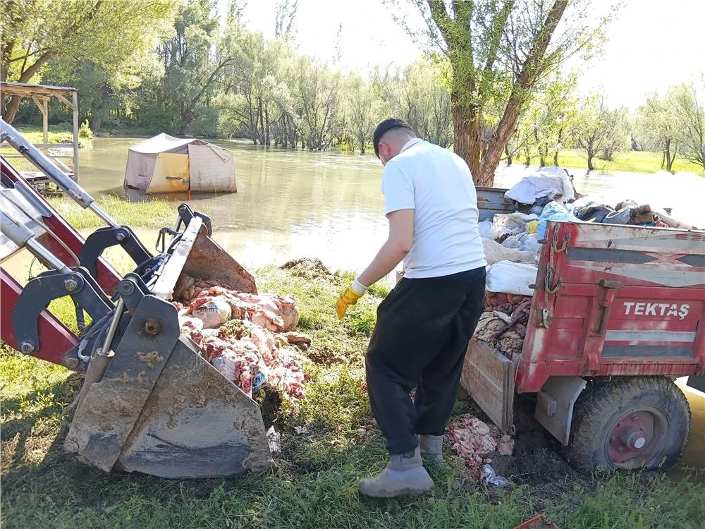 Zamantı Irmağı’nda kurban atığı tepkisi